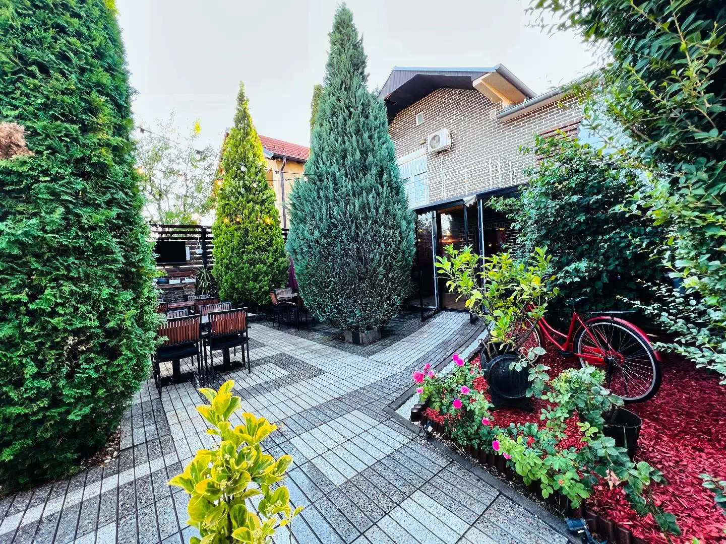 Terasa e restaurantit n'Shpi në Ferizaj, e rrethuar nga pisha